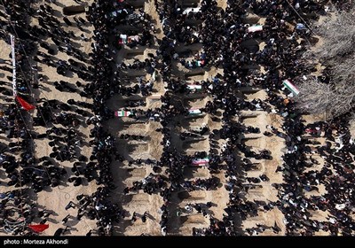 Участие жителей города Минаб в церемонии прощания с телами девочек-школьниц, погибших в Иране