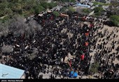 Аэрофотоснимки участия жителей города Минаб в церемонии прощания с телами девочек-школьниц, погибших в Иране