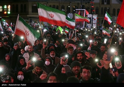 بیعت همدانی‌ها با رهبر جدید انقلاب در زیر باران