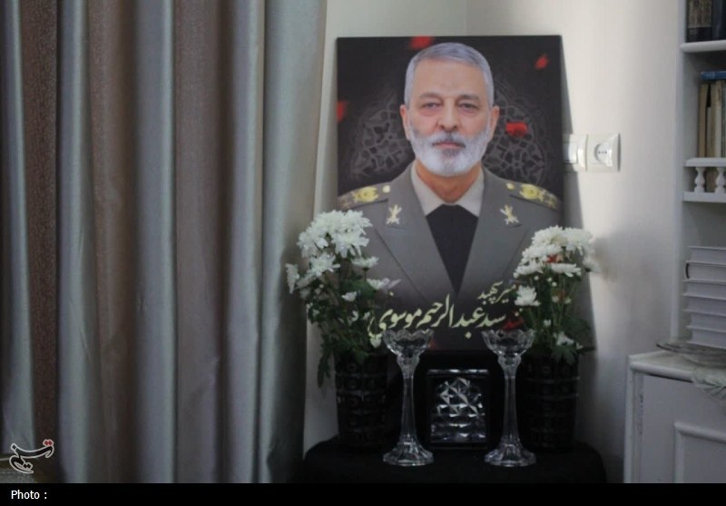 دیدار‌ هنرمندان قم با خانواده شهید سپهبد موسوی