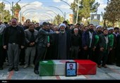 پیکر شهید پرویز کریمی بر دستان مردم کرج بدرقه شد