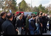 پیکر شهید پرویز کریمی بر دستان مردم کرج بدرقه شد