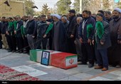 پیکر شهید پرویز کریمی بر دستان مردم کرج بدرقه شد