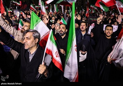 چابهار ایستاده است