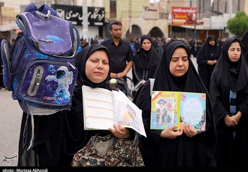 Церемония прощания с шестью недавно опознанными детьми-мучениками в городе Минаб