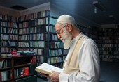عکس دیده نشده از امام خامنه ای در کتابخانه شخصی