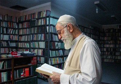 عکس دیده نشده از امام خامنه ای در کتابخانه شخصی