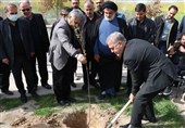 به یاد رهبر شهید؛ کاشت و اهدای 2 هزار نهال در بهارستان