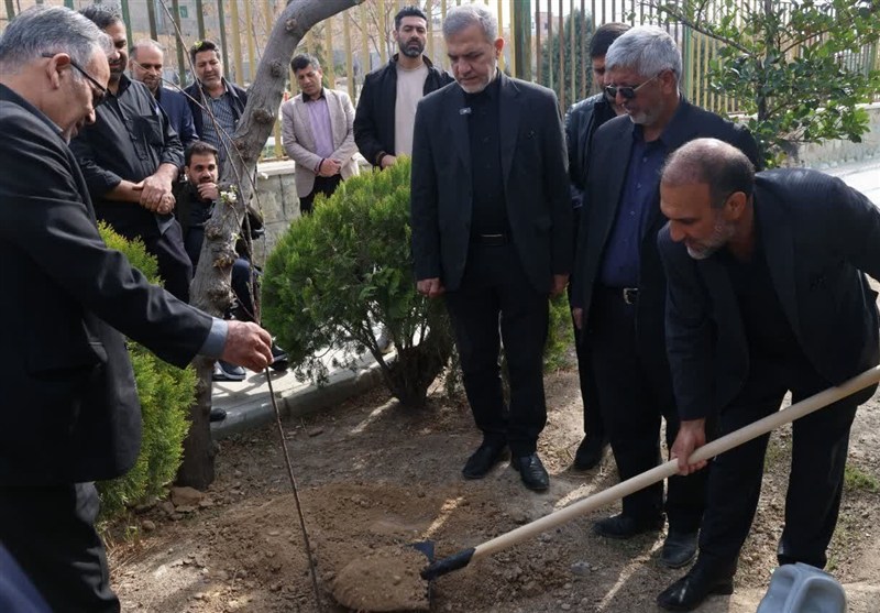 اخبار بهارستان , آیت‌الله سید علی خامنه‌ای , رهبر انقلاب , روز درختکاری , 