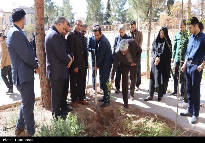 استان کرمان , اخبار استان کرمان , مدرسه , روز درختکاری , شهید , رهبر انقلاب , 