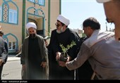 کاشت درخت در حوزه علمیه به یاد رهبر شهید