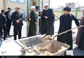 کاشت درخت در حوزه علمیه به یاد رهبر شهید