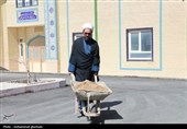 کاشت درخت در حوزه علمیه به یاد رهبر شهید