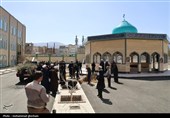 کاشت درخت در حوزه علمیه به یاد رهبر شهید