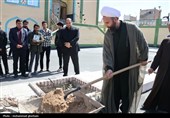 کاشت درخت در حوزه علمیه به یاد رهبر شهید
