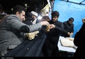 خدمت‌رسانی و پذیرایی از مردم در تجمع بیعت با رهبر انقلاب