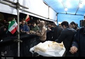 خدمت‌رسانی و پذیرایی از مردم در تجمع بیعت با رهبر انقلاب