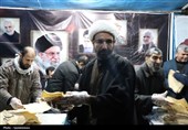 خدمت‌رسانی و پذیرایی از مردم در تجمع بیعت با رهبر انقلاب