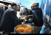 خدمت‌رسانی و پذیرایی از مردم در تجمع بیعت با رهبر انقلاب