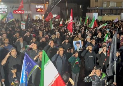 احترام نظامی مردم زاهدان در بیعت با آیت‌الله سیدمجتبی خامنه‌ای+ فیلم