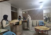 حماسه زنان روزه‌دار سرایان در پشتیبانی از جبهه؛ پخت 15 هزار قرص نان