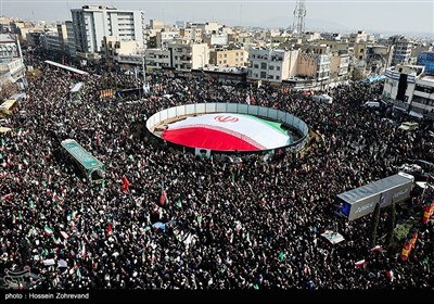 الإیرانیون یشیّعون قادتهم العسکریین ویؤکدون کامل دعمهم لمواصلة الرد على العدوان