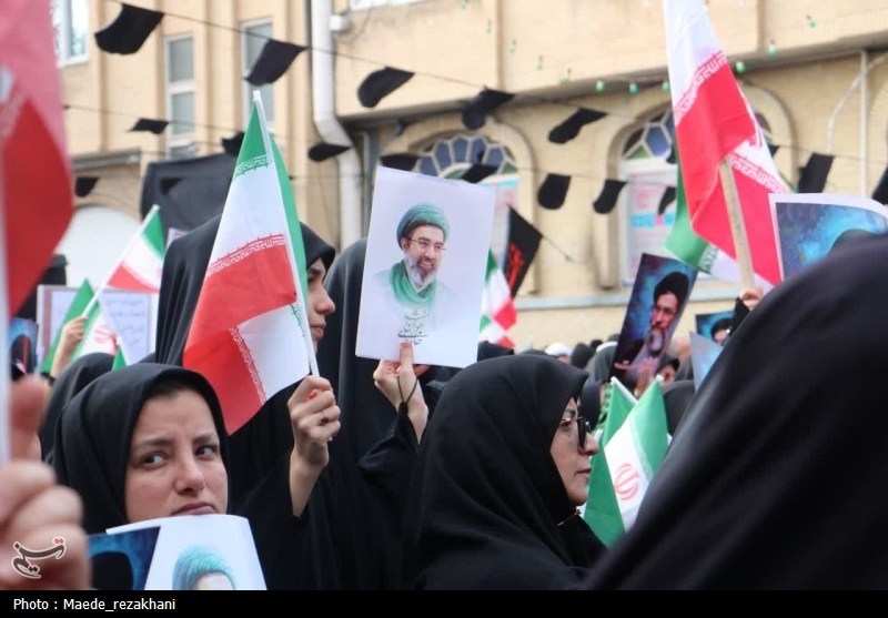 اجتماع فرهنگیان و دانش‌آموزان برای بیعت با آیت‌الله سیدمجتبی خامنه‌ای