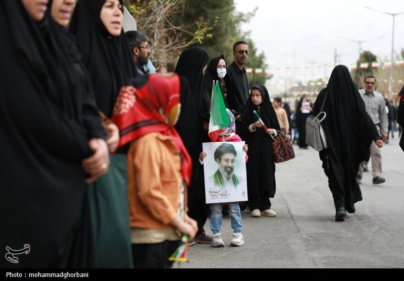 خروش بانوان  بیرجندی‌ها در بیعت با سومین رهبر انقلاب