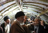روایتی از دیدار متواضعانه رهبر شهید‌ با زلزله‌زدگان کرمانشاه+تصاویر