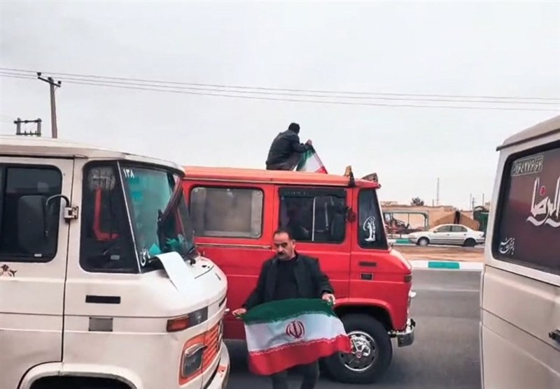 بیعت رانندگان مینی‌بوس‌های یزد با مقام معظم رهبری