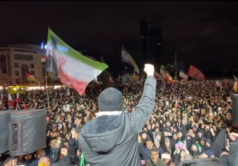 بزرگترین پرچم سوزی در چهارشنبه سوری مشهد با نوای مهدی رسولی