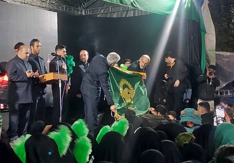 پرچم متبرک حرم امام رضا(ع) میهمان عزاداران امام امت در رشت