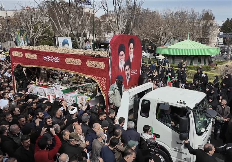 وداع با شهیدان ناوشکن دنا و جماران؛ تشییع پیکر 12 شهید در تبریز