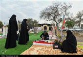 لحظه تحویل سال در کنار قبور شهدای مدرسه شجره طیبه میناب
