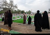 لحظه تحویل سال در کنار قبور شهدای مدرسه شجره طیبه میناب