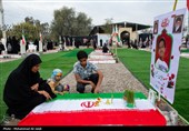 لحظه تحویل سال در کنار قبور شهدای مدرسه شجره طیبه میناب