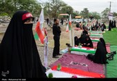 لحظه تحویل سال در کنار قبور شهدای مدرسه شجره طیبه میناب