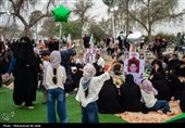 لحظه تحویل سال در کنار قبور شهدای مدرسه شجره طیبه میناب