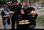 لحظه تحویل سال در کنار قبور شهدای مدرسه شجره طیبه میناب