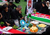 لحظه تحویل سال در کنار قبور شهدای مدرسه شجره طیبه میناب