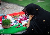 لحظه تحویل سال در کنار قبور شهدای مدرسه شجره طیبه میناب