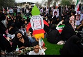 لحظه تحویل سال در کنار قبور شهدای مدرسه شجره طیبه میناب