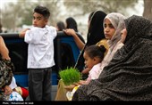 لحظه تحویل سال در کنار قبور شهدای مدرسه شجره طیبه میناب
