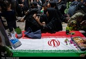 لحظه تحویل سال در کنار قبور شهدای مدرسه شجره طیبه میناب