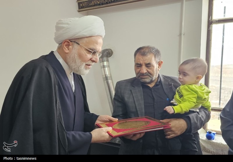 دیدار نماینده ولی‌فقیه در کردستان با خانواده شهدای بخش دلبران تصاویر - تسنیم