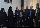 دیدار مسئولان با خانواده‌های شهدای جنگ رمضان