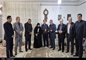 دیدار مسئولان با خانواده‌های شهدای جنگ رمضان