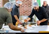 پخت غذای گرم برای آسیب دیدگان حملات آمریکایی صهیونیستی