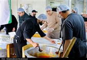 پخت غذای گرم برای آسیب دیدگان حملات آمریکایی صهیونیستی