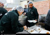 پخت غذای گرم برای آسیب دیدگان حملات آمریکایی صهیونیستی